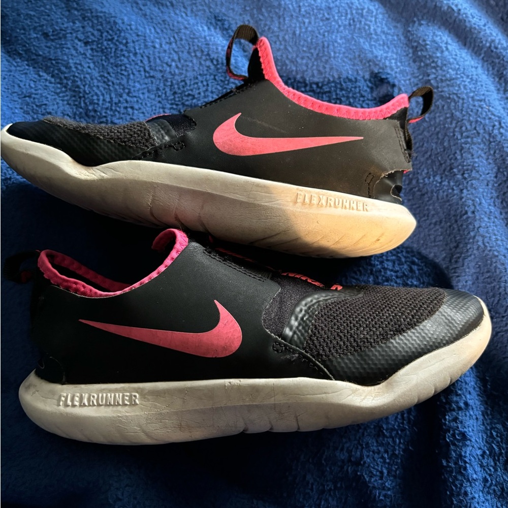 Girls size 2 black/pink Nike Flexrunner shoes